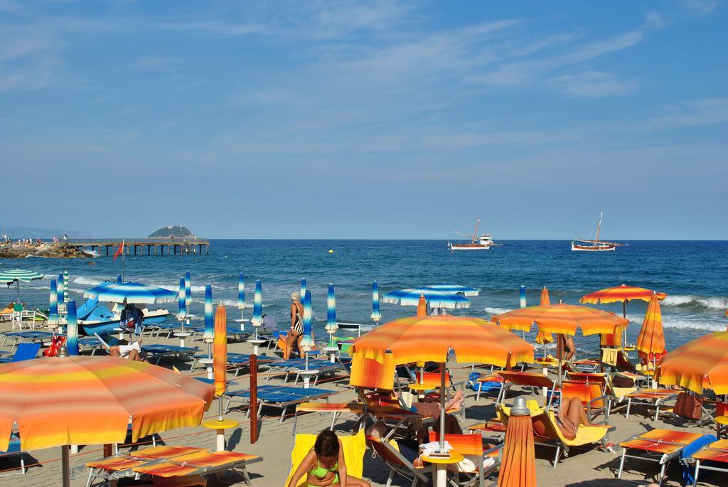 Hotel Bristol Laigueglia Εξωτερικό φωτογραφία